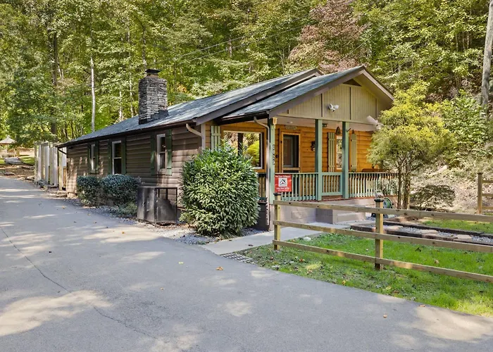 Lazy Bear Valley Is A Rustic Cabin Retreat Just Minutes From Gatlinburg!