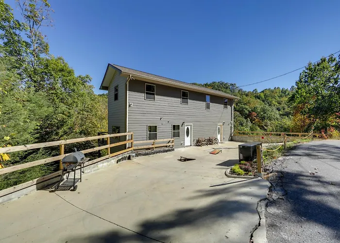 Cobbly Nob Resort Cabin W/ Mtn-View Deck & Hot Tub